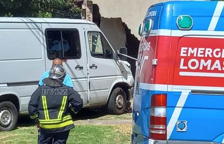 La camioneta chocó contra una pared y milagrosamente no hubo heridos.