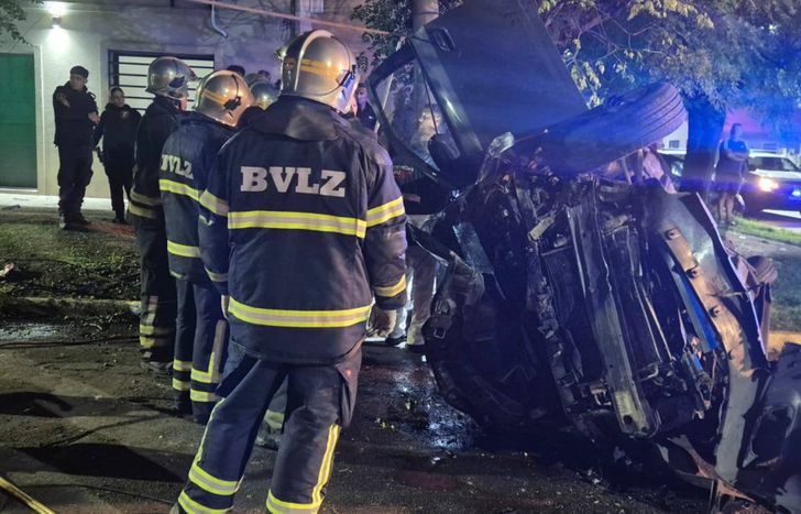 Los Bomberos Voluntarios de Lomas de Zamora trabajaron en el lugar de la tragedia.