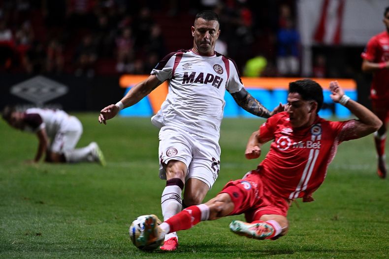 Ramiro Carrera marcó el dol de Lanús sobre el final.