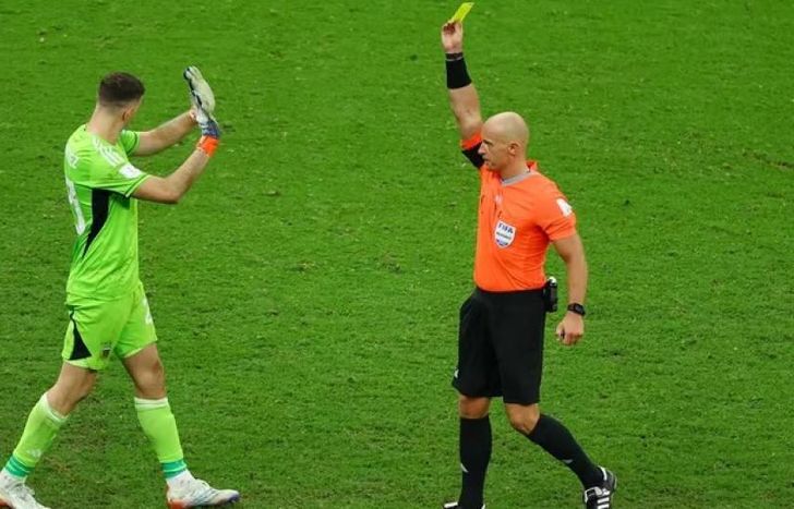 La FIFA prepara una regla anti Dibu Martínez para los penales.