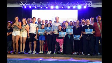 MARTÍN FELICITÓ A LOS VECINOS Y DESTACÓ CÓMO LA CULTURA DEL DEPORTE SE INSTALÓ EN LOMAS. MARTÍN FELICITÓ A LOS VECINOS Y DESTACÓ CÓMO LA CULTURA DEL DEPORTE SE INSTALÓ EN LOMAS.