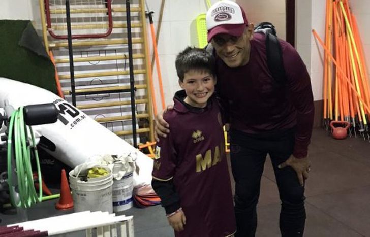 José Sand junto al nene que le regaló la camiseta.
