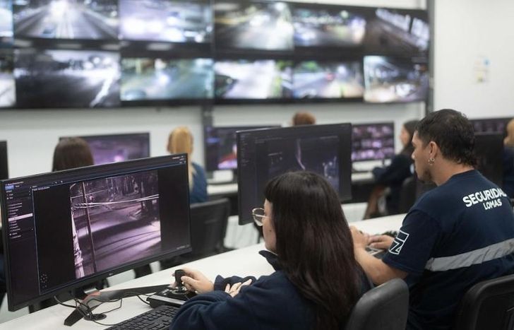 Desde el Centro de Operaciones monitorean las cámaras para detectar actividades sospechosas.