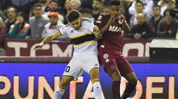 Romero y Loaiza chocan en busca del balón.