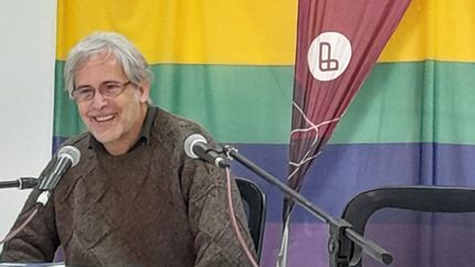 Presenta su nuevo libro.