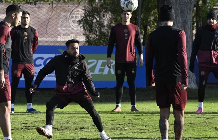 Lanús podría perder dos volantes del plantel en los próximos días.