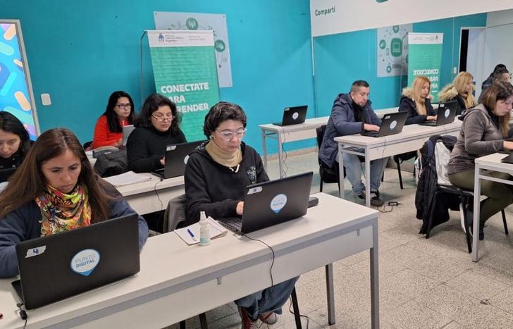 El lugar tiene netbooks y diferentes aparatos electrónicos.