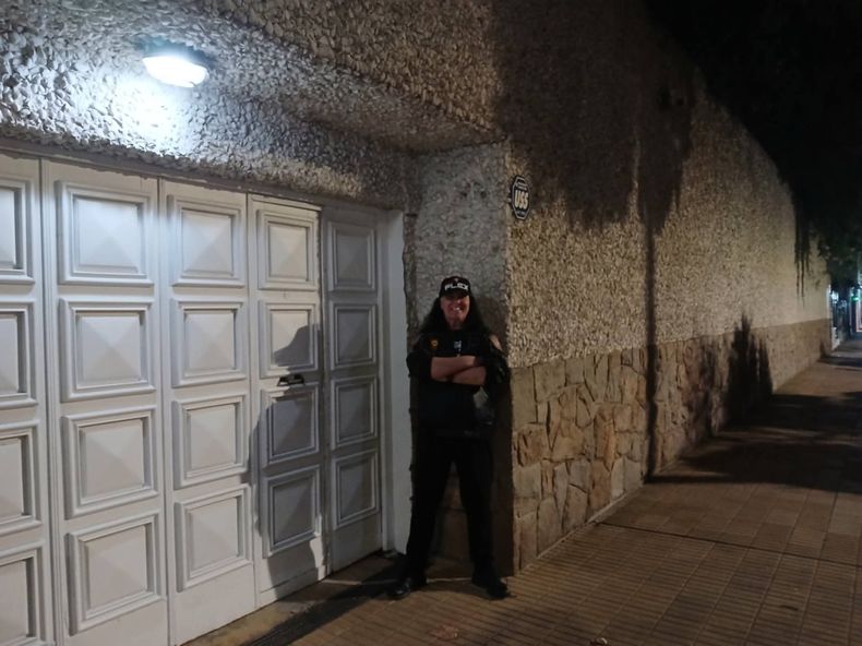 Dave Evans en la puerta de la casa de Sandro. 