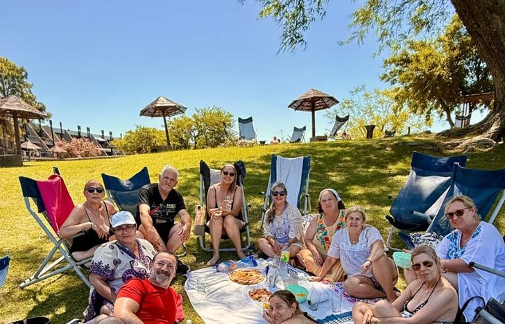 Sol, pileta, relax, risas y la sorpresa de tres compañeros del primario.&nbsp;