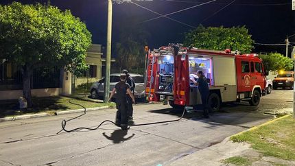 Bomberos de Lomas intervinieron para controlar las llamas.