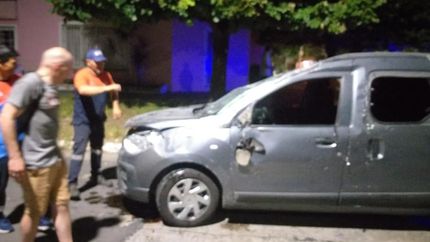 un auto volco en lomas, cerca de la cancha de banfield