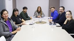 La intendenta de Avellaneda, Magdalena Sierra, recibió al skater Juampi Mateos.