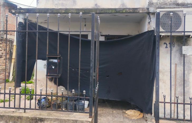 La casa de Banfield donde la mujer fue hallada sin vida.