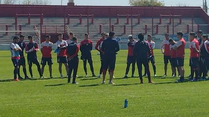 Campodónico frente al plantel de Talleres de Escalada.