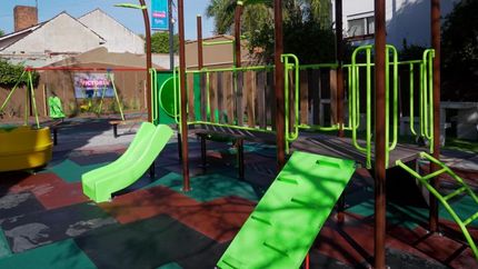 Instalaron nuevos juegos con un piso antigolpes.