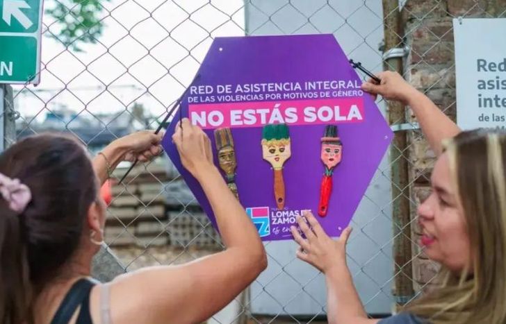 Pusieron carteles y pinceles intervenidos con caras de mujeres.