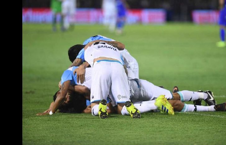Racing sufrió hasta el final, pero igual gritó campeón.