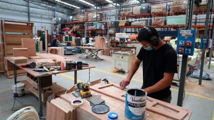 Maderas y muebles, la mejor performance.