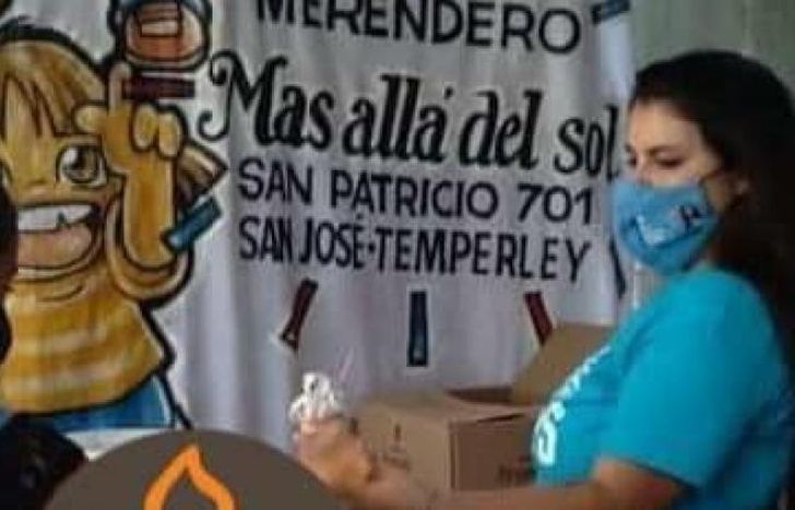 Helados para los chicos de un merendero.