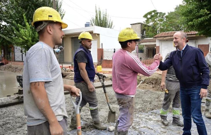 Insaurralde recorrió los trabajos en la calle Gaona, de Santa Marta.
