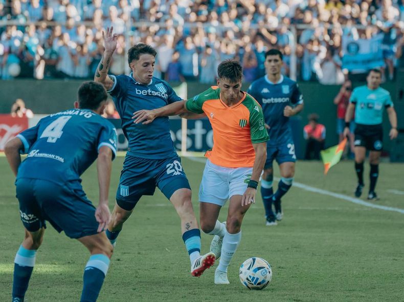 Banfield perdió con Racing en el estadio Florencio Sola.