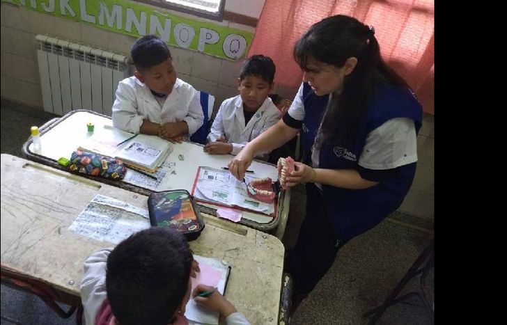 realizan controles de peso, talla, presión arterial, agudeza visual y audición.
