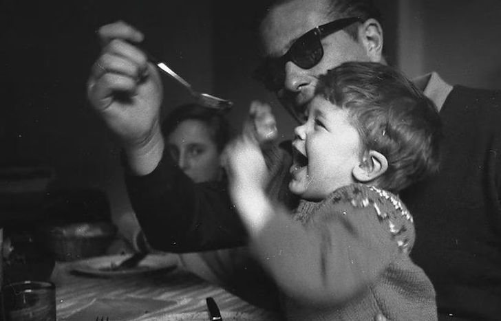 El periodista, en su niñez con sus papá Diego.