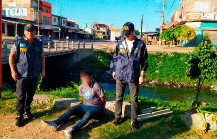 El hombre quiso escaparse tirándose al arroyo y no lo logró.