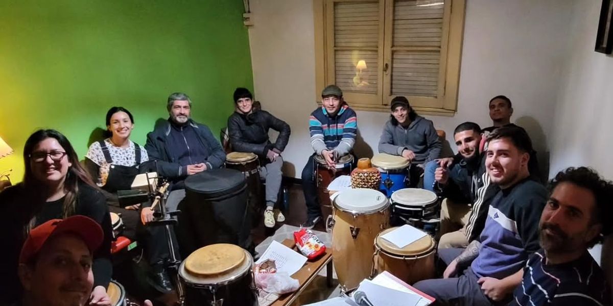 Una oportunidad para aprender percusión en Lomas de la mano del director de La Plena del Sur, Gastón Carabajal.&nbsp;
