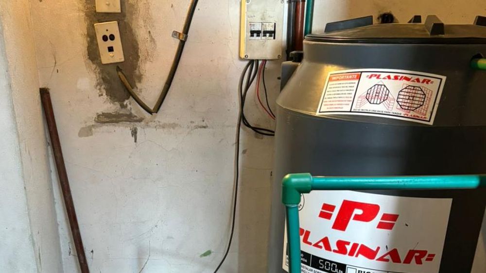 El tanque de agua ya está instalado para los 200 alumnos de la escuela especial.