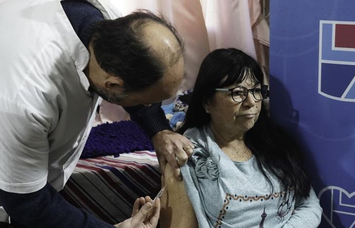 Vacunaron en el Centro de Jubilados Alejandrina, de Albertina.