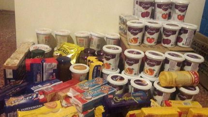 A fin de mes asisten a un mayorista con el dinero juntado para adquirir lo que el merendero necesita.