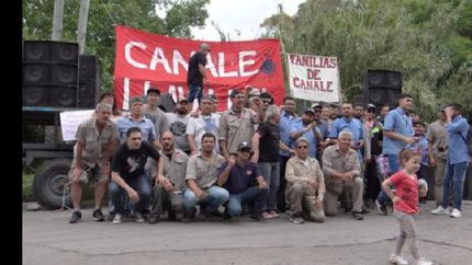 Esperan que los contraten ya que hace un mes que quedaron en la calle. Esperan que los contraten ya que hace un mes que quedaron en la calle.