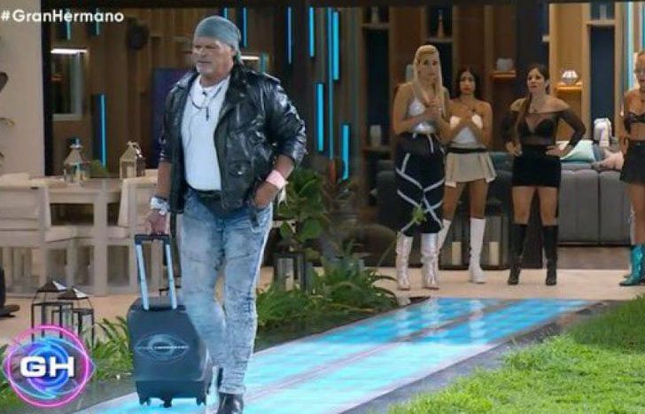 Alfa, muy enojado, dejando la casa de Gran Hermano ante la sonrisa de Romina.