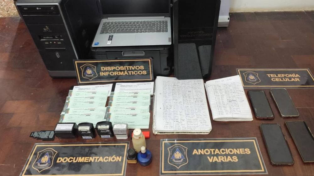 Elementos incautados a la banda de estafadores.