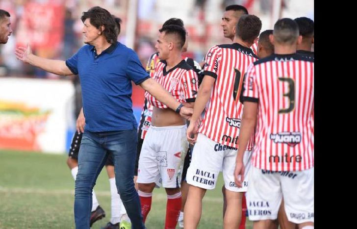 el técnico analiza variantes y ya trabaja en el armado del plantel.
