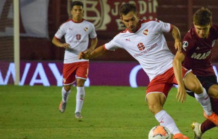 Un intento de Belmonte en un partido de poco vuelo futbolístico.