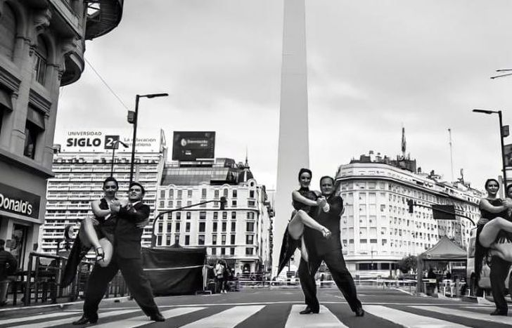 El tango y el Obelisco, una postal bien Argentina.