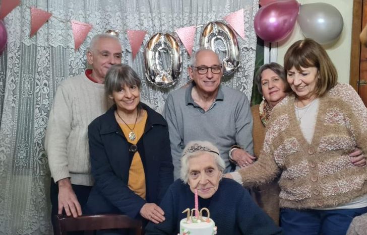 Junto a la familia en el día de su cumpleaños.