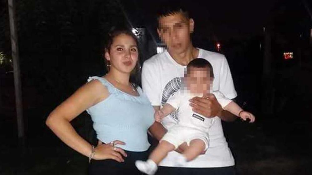 Eliana Adaro junto a su pareja y su hijo.