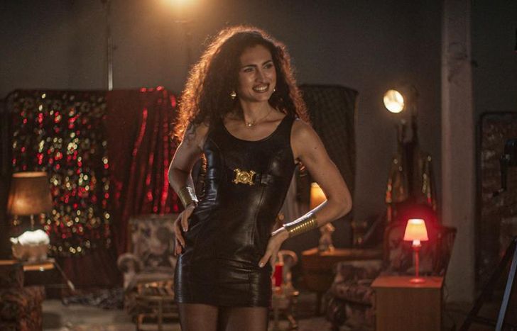 Nina Serrano como Cris Miró.