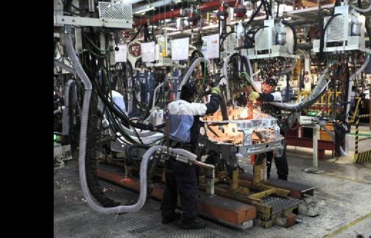 El desplome de la inversión y la caída del consumo profundizaron la recesión.