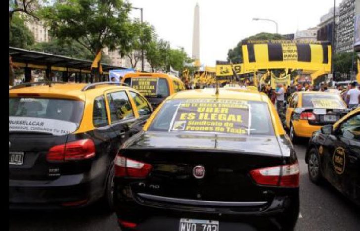 marcharon para que el gobierno tome medidas contra las dos empresas.