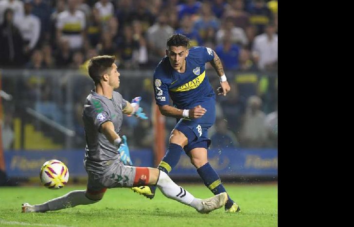 Crsitian Pavón convierte el segundo gol de Boca que liquidó el partido con Banfield.
