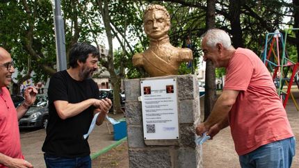 Volvieron a colocar las placas que habían sido destruidas.