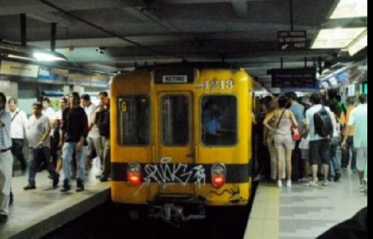 La mujer notó que su espalda estaba mojada.