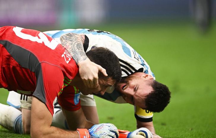 Dibu y Messi, abrazados tras el pase a las semifinales.