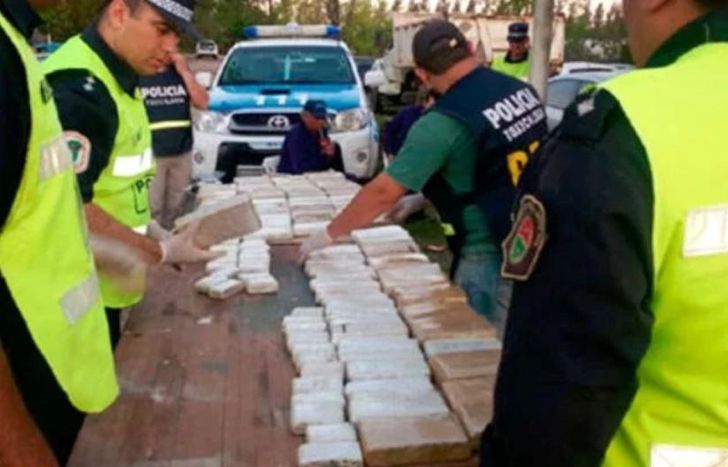 Encontraron 247 envoltorios de marihuana en la camioneta del imputado.