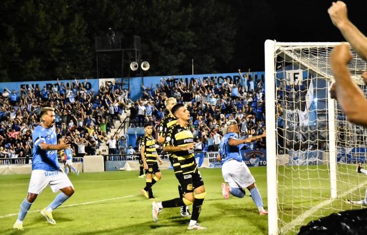 La pelota descansa en la red.