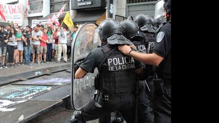 Durante las protestas hubo forcejeos con la Policía, que respondió con palos y gas pimienta.